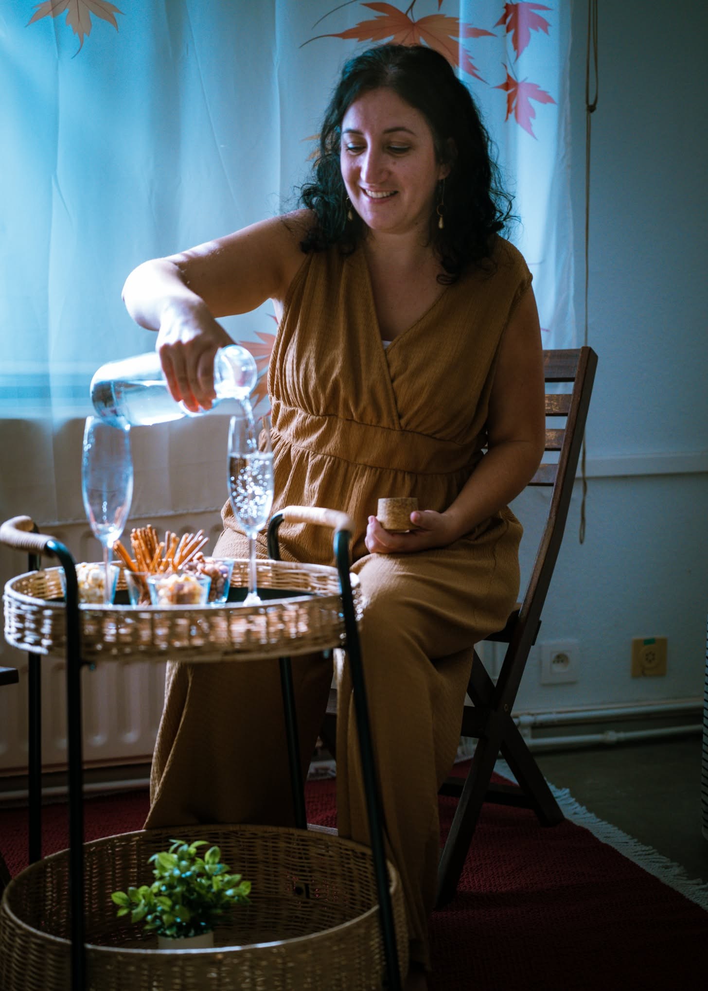 Yasmina verse de l’eau au cabinet