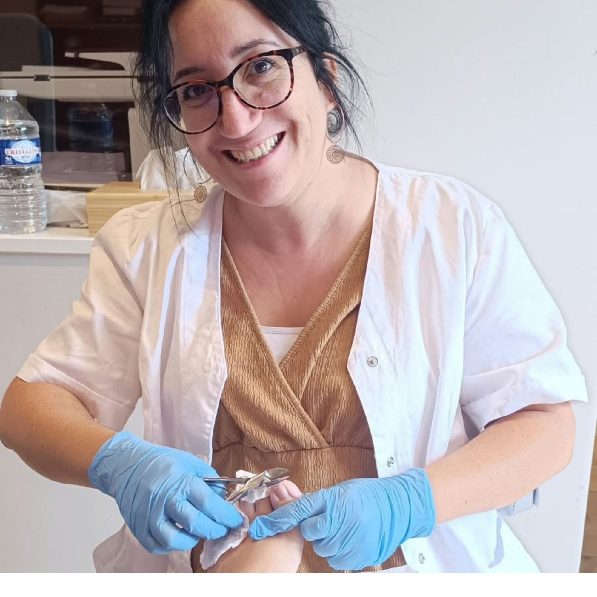 Yasmina pratiquant un soin pendant sa formation en pédicurie médicale